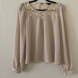 ✨✨cream long sleeve blouse✨✨